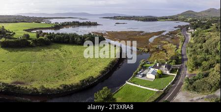 Typisches Haus und Straße neben Bantry Bay, Beara Peninsula, Adrigole, Beara Peninsula, County Cork, Irland, Vereinigtes Königreich. Stockfoto