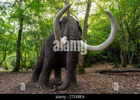 Figur eines lebensgroßen Mammuts, paläolithischer Park der Cueva del Valle, Rasines, Kantabrien, Spanien. Stockfoto