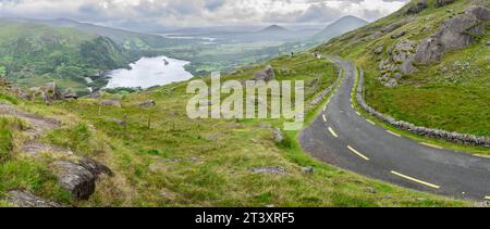 Healy Pass und Glanmore Lake (R574) auf der Halbinsel Beara, Irland, Vereinigtes Königreich. Stockfoto