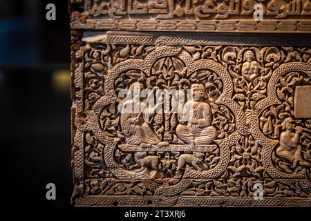 Spanisch-arabische Brust des Klosters Leire, 1004 nach Christus. Hergestellt in der Werkstatt Madinat Al-Zahira, Museum von Navarra, Pamplona, Navarra, Spanien. Stockfoto