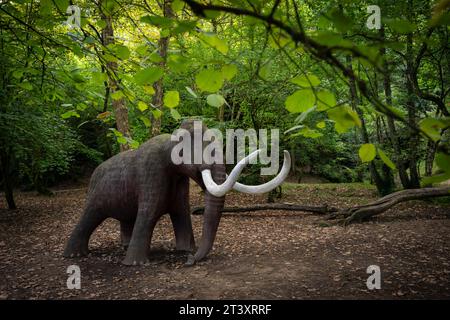 Figur eines lebensgroßen Mammuts, paläolithischer Park der Cueva del Valle, Rasines, Kantabrien, Spanien. Stockfoto