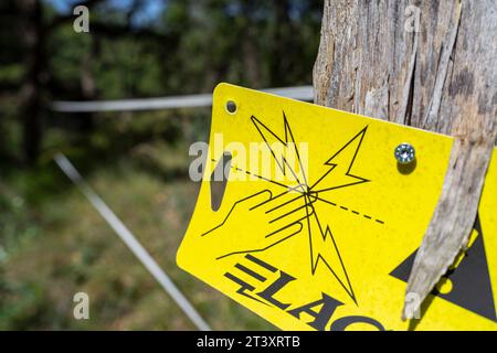 Warnung an einem elektrischen Zaun, regionaler Naturpark Ariège Pyrenäen, Arize-Massiv, Französische Republik, Europa. Stockfoto