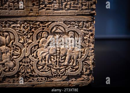 Krieger auf Elefanten, Spanisch-arabische Brust des Klosters Leire, 1004 nach Christus. Hergestellt in der Werkstatt Madinat Al-Zahira, Museum von Navarra, Pamplona, Navarra, Spanien. Stockfoto