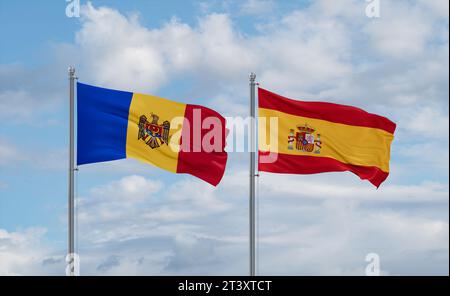 Spanien und Moldawien Fahnen winken zusammen im Wind auf blauem bewölktem Himmel, zwei Länder-Beziehungskonzept Stockfoto