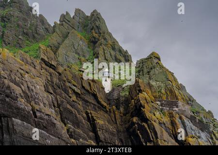 Skellig Michael Lower Lighthouse, Insel Skellig Michael, Mainistir Fhionáin (St. Fionans Kloster), County Kerry, Irland, Vereinigtes Königreich. Stockfoto