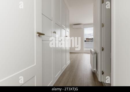 Eingang zu einem Schlafzimmer mit großem maßgefertigtem Kleiderschrank Stockfoto