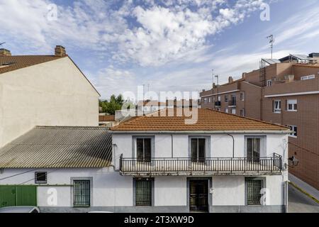 Blick auf eine Straße mit niedrigen Gebäuden Stockfoto