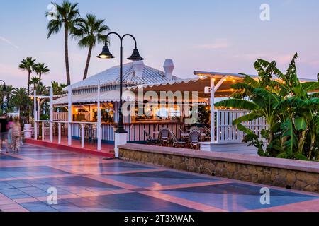 Tropicana Beach Bar an der Promenade La Carihuela. Torremolinos, Málaga, Andalucía, Spanien, Europa Stockfoto