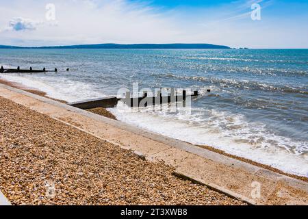 Shingle Beach, The Needles und der Rest der nordwestlichen Isle of Wight im Hintergrund. Milford on Sea, New Forest, Hampshire, England, Vereinigtes Königreich Stockfoto