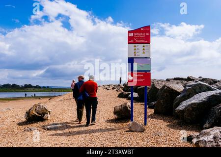 Pfad neben dem Sturt Pond. Milford on Sea, New Forest, Hampshire, England, Vereinigtes Königreich, Europa Stockfoto