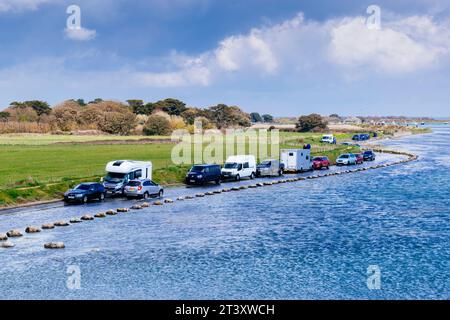 Geparkte Autos, die von der steigenden Flut überrascht wurden. Milford on Sea, New Forest, Hampshire, England, Vereinigtes Königreich, Europa Stockfoto