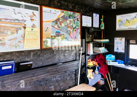 Innenraum. Vogelbeobachtungs-Versteck. Sturt Teich. Milford on Sea, New Forest, Hampshire, England, Vereinigtes Königreich, Europa Stockfoto