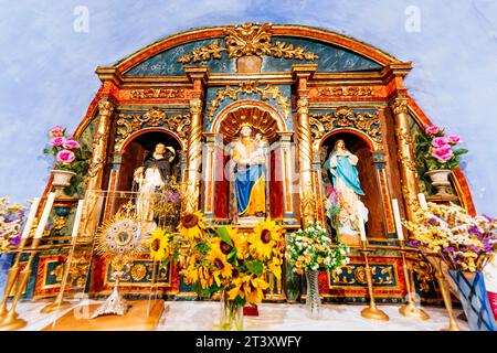 Hochaltar-Altaraufsatz. Innenkirche von St. Maria ist mittelalterlicher Herkunft und wurde im 18. Jahrhundert reformiert. Bandujo, Proaza, Fürstentum Stockfoto