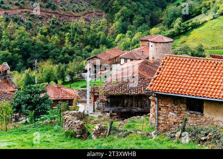 Das mittelalterliche Dorf Bandujo - Banduxu. Mittelalterliches Dorf in den Bergen. Bandujo, Proaza, Fürstentum Asturien, Spanien, Europa. Stockfoto