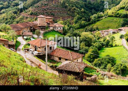 Das mittelalterliche Dorf Bandujo - Banduxu. Mittelalterliches Dorf in den Bergen. Bandujo, Proaza, Fürstentum Asturien, Spanien, Europa. Stockfoto