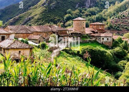 Das mittelalterliche Dorf Bandujo - Banduxu. Mittelalterliches Dorf in den Bergen. Bandujo, Proaza, Fürstentum Asturien, Spanien, Europa. Stockfoto