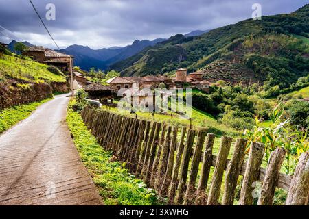 Das mittelalterliche Dorf Bandujo - Banduxu. Mittelalterliches Dorf in den Bergen. Bandujo, Proaza, Fürstentum Asturien, Spanien, Europa. Stockfoto