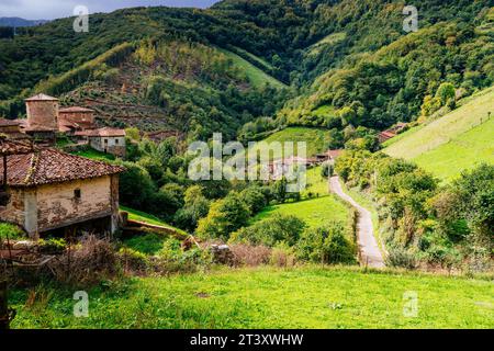 Das mittelalterliche Dorf Bandujo - Banduxu. Mittelalterliches Dorf in den Bergen. Bandujo, Proaza, Fürstentum Asturien, Spanien, Europa. Stockfoto