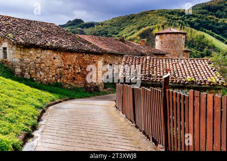 Bandujo Straße, im Hintergrund die Casa El Palacio und ihr Turm, bekannt als Torre de Tuñón oder Torre de Bandujo, eine der am besten erhaltenen La Stockfoto