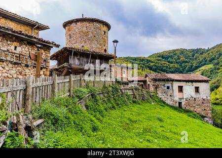 Casa El Palacio und sein Turm, bekannt als Torre de Tuñón oder Torre de Bandujo, einer der am besten erhaltenen spätmittelalterlichen Verteidigungstürme in Asturi Stockfoto