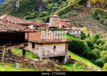 Das mittelalterliche Dorf Bandujo - Banduxu. Mittelalterliches Dorf in den Bergen. Bandujo, Proaza, Fürstentum Asturien, Spanien, Europa. Stockfoto