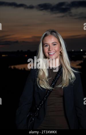 Glückliche Frau, die Porträt ausgeht Stockfoto