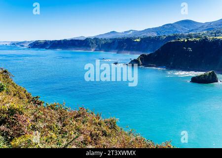 Die zerklüftete asturische Küste vom Aussichtspunkt der Landzunge La Regalina aus gesehen. Cadavedo, Valdés, Fürstentum Asturien, Spanien, Europa. Stockfoto