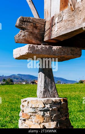 Details. An hórreo ist ein typischer Speicher aus dem Nordwesten Spaniens, der aus Holz und Stein gebaut wurde und von Säulen aus dem Boden hochgehoben wurde und in einer flachen Stattel endet Stockfoto