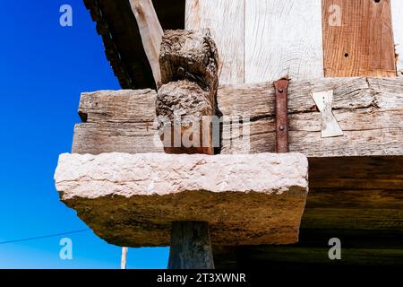 Details. An hórreo ist ein typischer Speicher aus dem Nordwesten Spaniens, der aus Holz und Stein gebaut wurde und von Säulen aus dem Boden hochgehoben wurde und in einer flachen Stattel endet Stockfoto