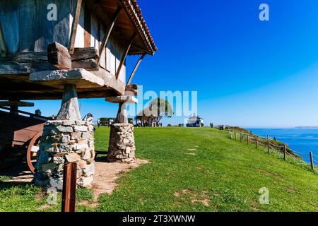 Details. An hórreo ist ein typischer Speicher aus dem Nordwesten Spaniens, der aus Holz und Stein gebaut wurde und von Säulen aus dem Boden hochgehoben wurde und in einer flachen Stattel endet Stockfoto