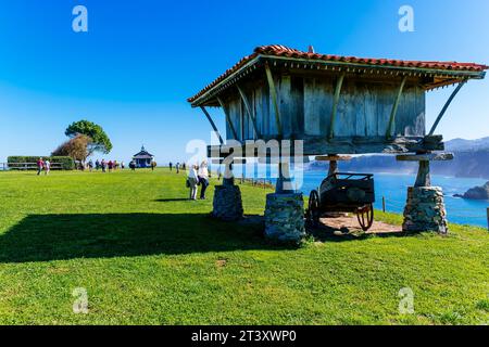 Horreo auf der Landzunge neben der Eremitage der Jungfrau von La Regalina. Cadavedo, Valdés, Fürstentum Asturien, Spanien, Europa. Stockfoto