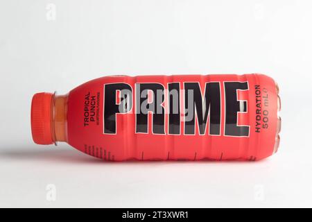 London, Großbritannien, 18. Oktober 2023: Eine Flasche Tropical Punch Prime Hydration Drink, gefördert von den YouTubern Logan Paul und KSI Stockfoto