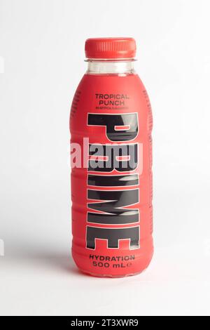 London, Großbritannien, 18. Oktober 2023: Eine Flasche Tropical Punch Prime Hydration Drink, gefördert von den YouTubern Logan Paul und KSI Stockfoto