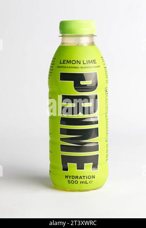 London, Großbritannien, 18. Oktober 2023:- Eine Flasche Limone Prime Hydration Drink, gefördert von den YouTubern Logan Paul und KSI Stockfoto