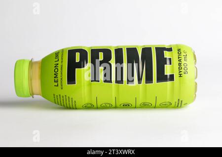 London, Großbritannien, 18. Oktober 2023:- Eine Flasche Limone Prime Hydration Drink, gefördert von den YouTubern Logan Paul und KSI Stockfoto