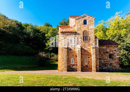 St. Michael von Lillo - San Miguel de Lillo ist eine römisch-katholische Kirche, die auf dem Naranco-Berg in der Nähe der Kirche Santa María del Naranco in Oviedo erbaut wurde Stockfoto