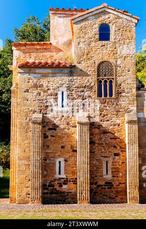 St. Michael von Lillo - San Miguel de Lillo ist eine römisch-katholische Kirche, die auf dem Naranco-Berg in der Nähe der Kirche Santa María del Naranco in Oviedo erbaut wurde Stockfoto