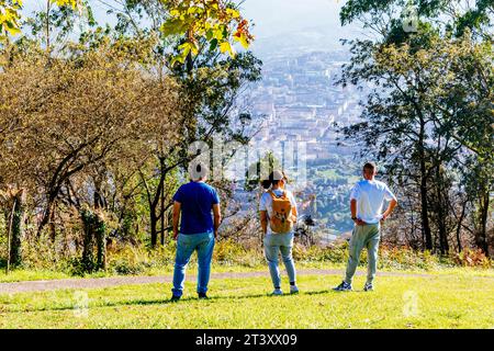 Besucher auf dem Berg Naranco mit der Stadt Oviedo unten. Oviedo, Fürstentum Asturien, Spanien, Europa. Stockfoto