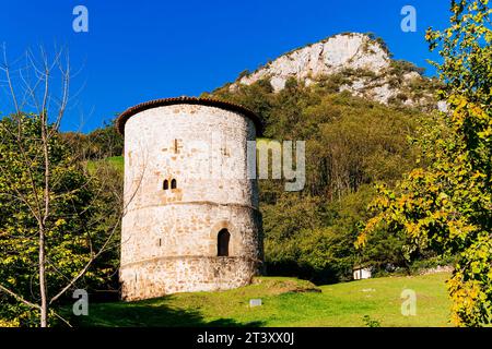 Torre de Proaza oder Torre del Campo, oder Torre de los González Tuñón, ist ein mittelalterlicher Verteidigungsturm, dessen Datierung trotz seiner Konkretheit nicht ganz klar ist Stockfoto