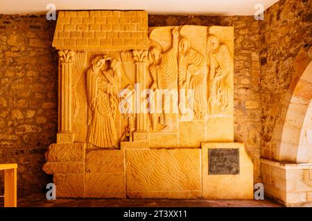 BAS-Relief gewidmet Beatus von Liébana und anderen Heiligen von Liebana. Beatus von Liébana war Mönch, Theologe und Autor des Kommentars über die A Stockfoto