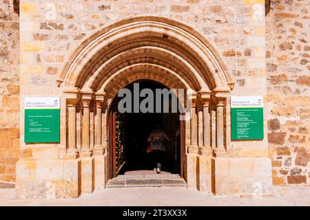 Fassade und Haupteingang der Kirche im romanischen Stil. Kloster Santo Toribio de Liébana. Camaleño, Liébana, Kantabrien, Spanien, Europa. Stockfoto