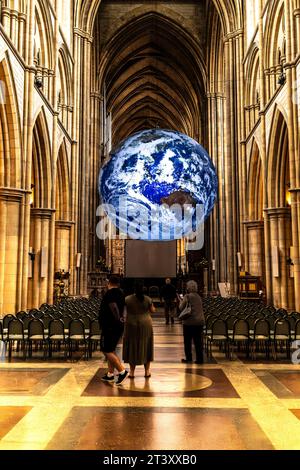 Das Kunstwerk Gaia des Künstlers Luke Jerram in der Kathedrale von Truro im Stadtzentrum von Truro in Cornwall, Großbritannien. Stockfoto