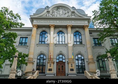 Riga, Lettland - 2. September 2023. Ein klassisches barockes Gebäude des Lettischen Nationalmuseums für Kunst, eine zentrale Fassade mit skulpturalen Elementen. Stockfoto