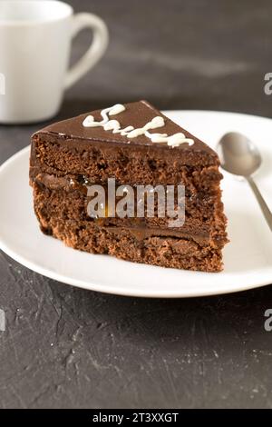 Stück Kuchen Sacher mit Aprikosenmarmelade. Köstliches österreichisches Dessert Stockfoto