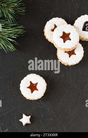 Weihnachtskekse, traditionelles österreichisches Dessert - Linzer Kekse. Draufsicht. Stockfoto