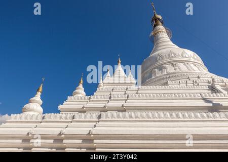 Pahtodawgyi-Pagode in Myanmar. Weiße buddhistische Stupa unter blauem Himmel. Stockfoto