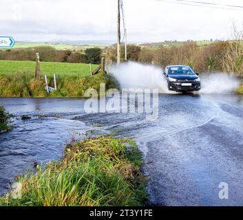 Auto fährt über überflutete Straßen Stockfoto