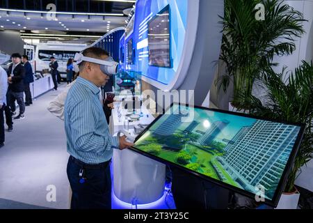 Changsha, Chinas Provinz Hunan. Oktober 2023. Ein Besucher probiert ein VR-Gerät mit der Anwendung des chinesischen BeiDou Navigation Satellite Systems (BDS) während des zweiten internationalen Gipfels zu BDS-Anwendungen in Zhuzhou, der zentralen chinesischen Provinz Hunan, am 26. Oktober 2023. UM MIT „China Focus: Chinas BDS Schritte zu breiteren Anwendungen im in- und Ausland“ zu beginnen Credit: Chen Sihan/Xinhua/Alamy Live News Stockfoto