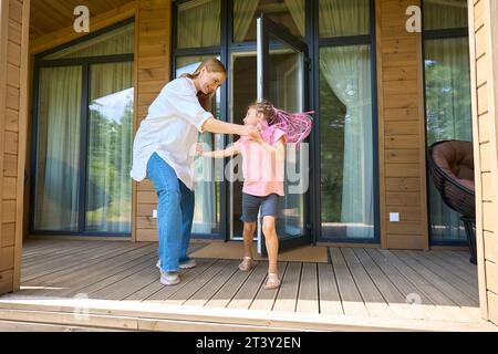 Lustige Mutter und Tochter, die Spaß haben zu tanzen und rumzutäuschen Stockfoto