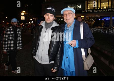 Paul Sundheim und Peter Schulze bei der Verleihung der Bunte New Faces Award Music 2023 im 808 Club. Berlin, 26.10.2023 *** Paul Sundheim und Peter Schulze beim Bunte New Faces Award Music 2023 im Club Berlin 808, 26 10 2023 Foto:XM.xWehnertx/xFuturexImagex New Faces 3021 Credit: Imago/Alamy Live News Stockfoto